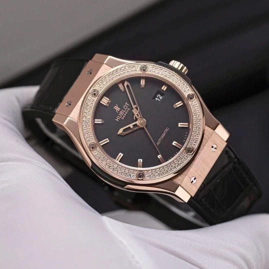 Hublot Classic Fusion Automatic 42mm King Gold & Diamonds – Ref. 542.OX.1180.LR.1104
