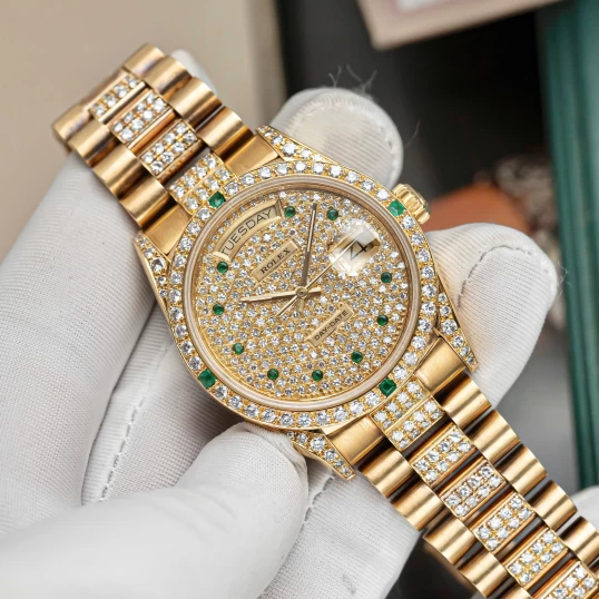 Rolex Day-Date 36mm – Ref. 18038 Full Diamond Cọc số ngọc lục bảo
