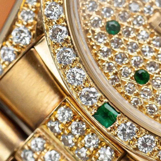 Rolex Day-Date 36mm – Ref. 18038 Full Diamond Cọc số ngọc lục bảo