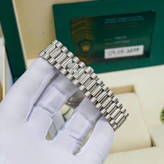 Rolex Oyster Perpetual Day-Date 36mm White Gold – Ref.128239 Mother Of Pearl Diamond Dial