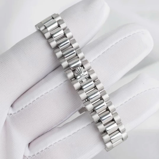 Rolex Lady-Datejust 26mm Ref. 179239 – MOP Diamond Dial
