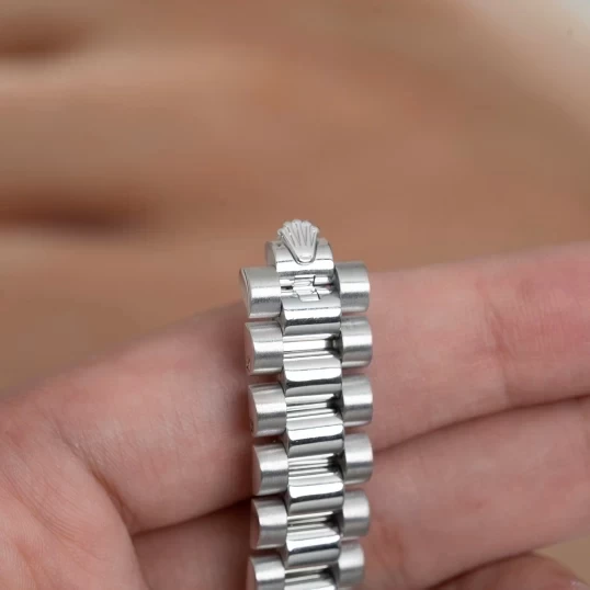 Rolex Lady-Datejust 26mm Ref. 179239 – MOP Diamond Dial