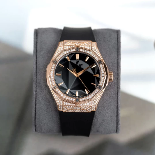 Hublot Classic Fusion Orlinski King Gold Pavé 40mm Ref. 550.OS.1800.RX.1604.ORL19 – Black Dial