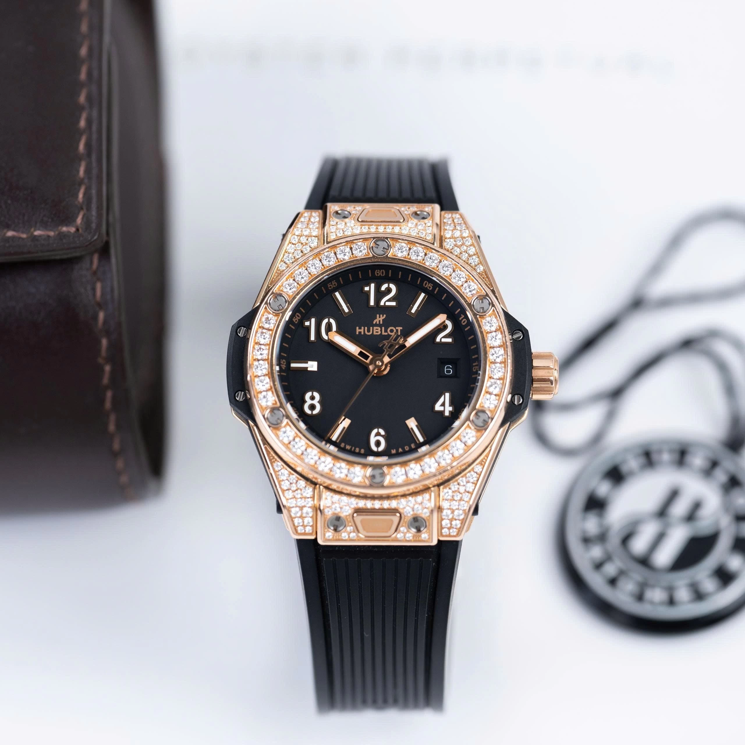 Hublot Big Bang One Click King Gold Pavé 33mm Ref. 485.OX.1180.RX.1604 – Black Dial