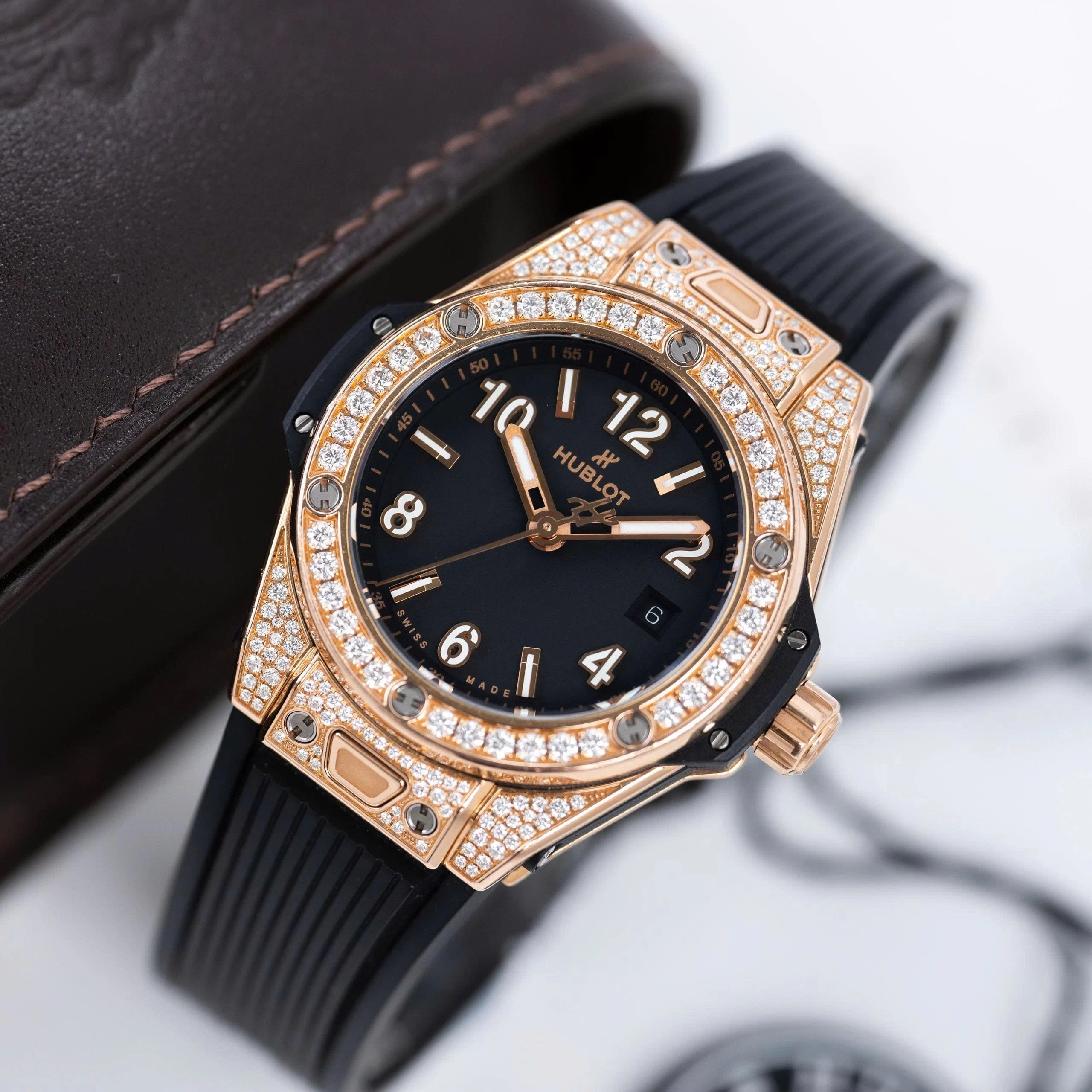 Hublot Big Bang One Click King Gold Pavé 33mm Ref. 485.OX.1180.RX.1604 – Black Dial