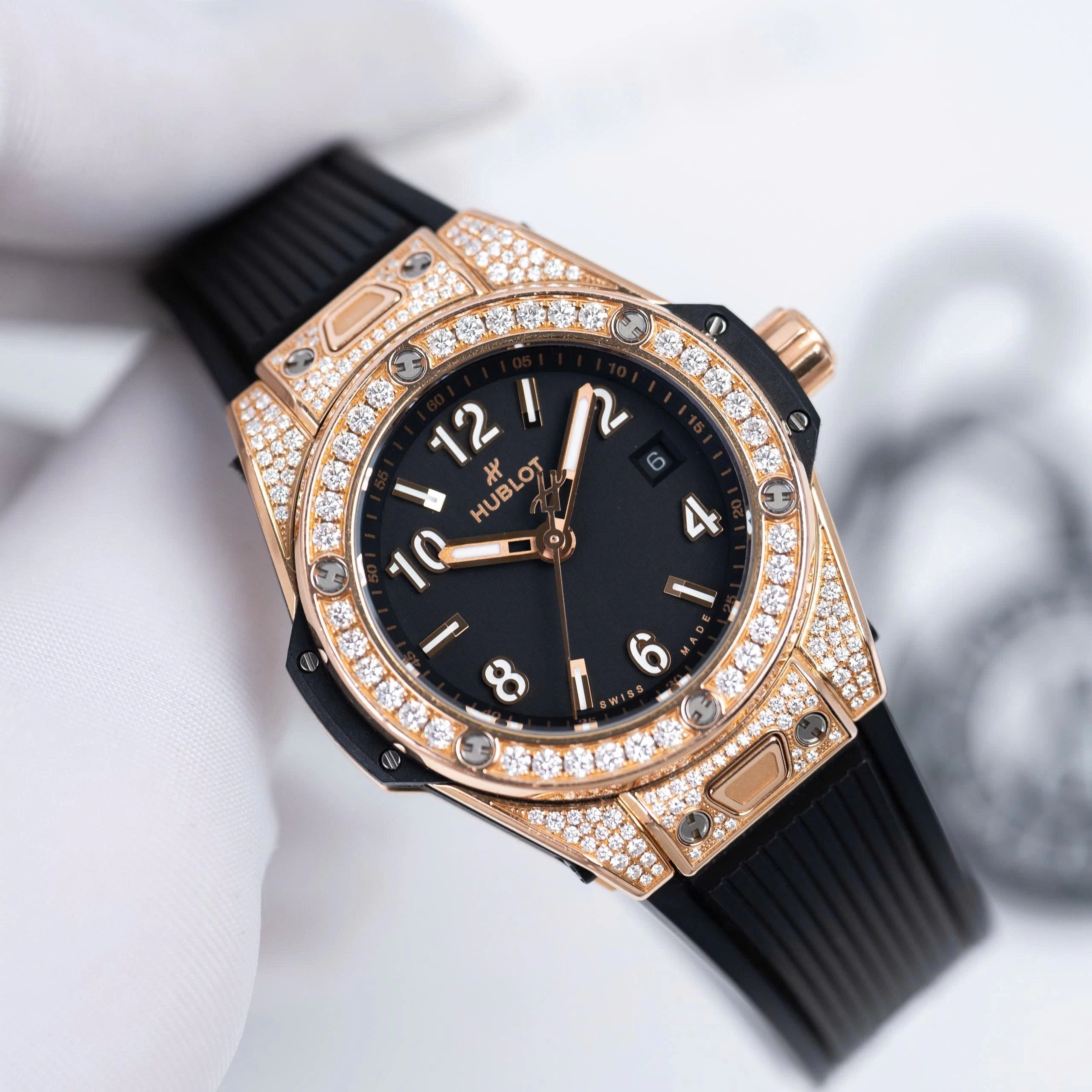 Hublot Big Bang One Click King Gold Pavé 33mm Ref. 485.OX.1180.RX.1604 – Black Dial