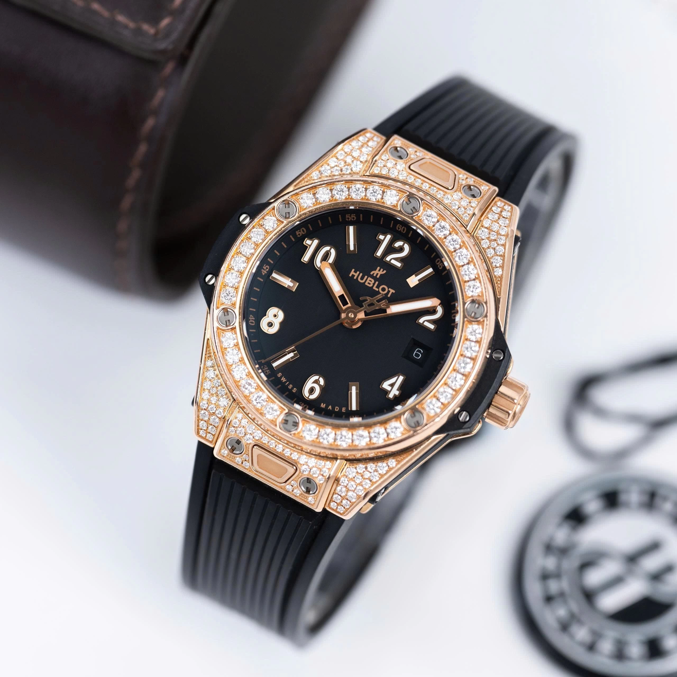 Hublot Big Bang One Click King Gold Pavé 33mm Ref. 485.OX.1180.RX.1604 – Black Dial