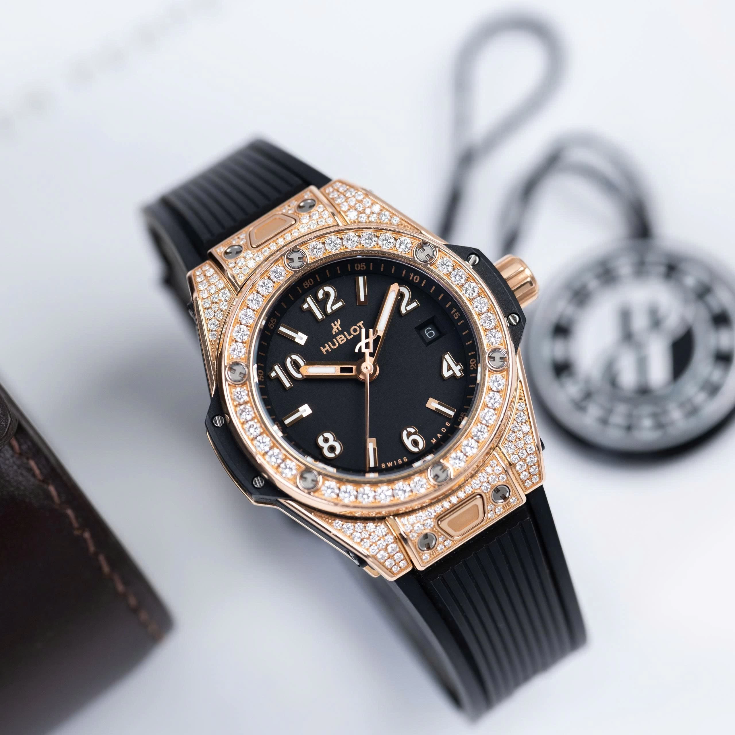 Hublot Big Bang One Click King Gold Pavé 33mm Ref. 485.OX.1180.RX.1604 – Black Dial