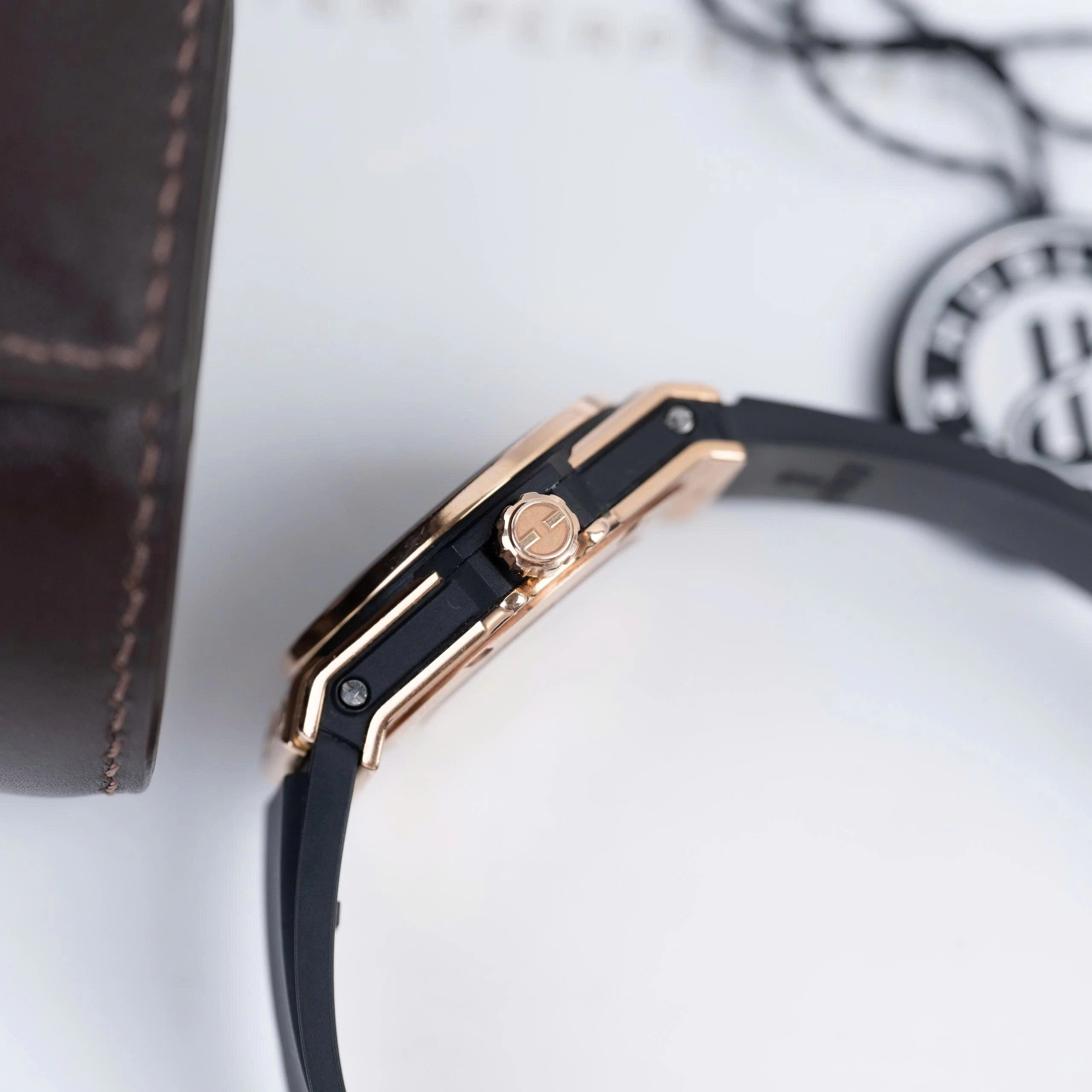 Hublot Big Bang One Click King Gold Pavé 33mm Ref. 485.OX.1180.RX.1604 – Black Dial