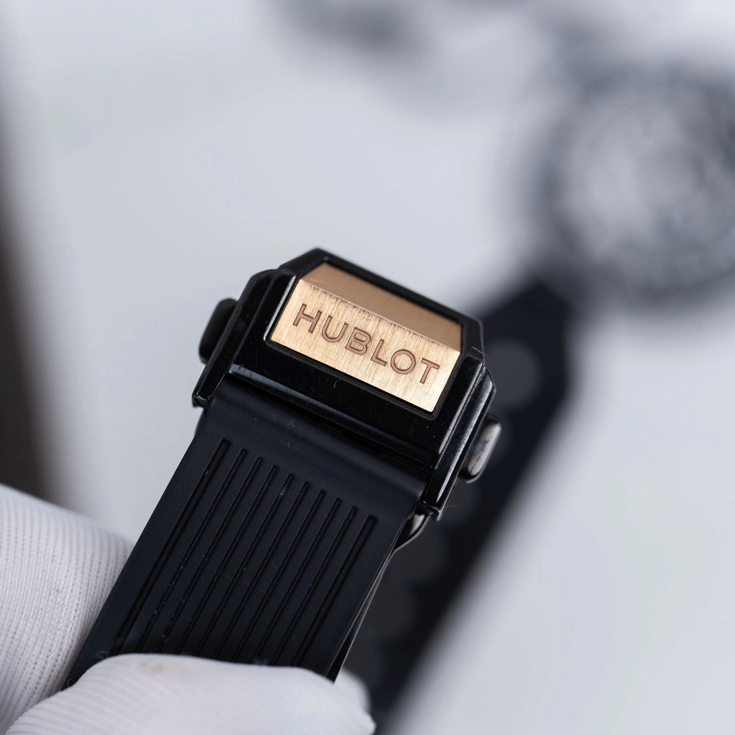 Hublot Big Bang One Click King Gold Pavé 33mm Ref. 485.OX.1180.RX.1604 – Black Dial