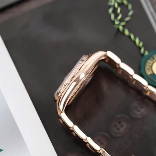 Rolex Oyster Perpetual Day-Date 36 Ref. 118205 – Everose Gold – Sundust Diamond Dial